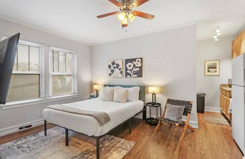 City Charm Studio Apt in Chicago - Kenwood 205 - Photo 1