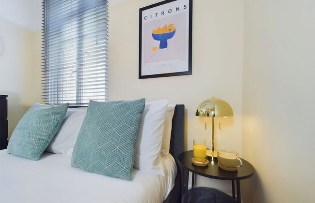 Seaside Haven Retreat in Southend - Photo 7