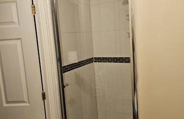 Sleek 4 bed Apartment with 2 bathrooms - Photo 13