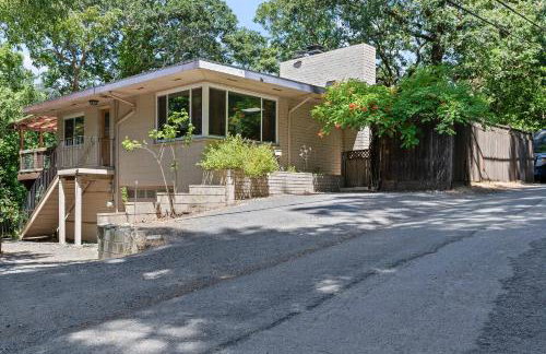 Relaxing River Retreat Near Moms Beach with Patio - Foto 6