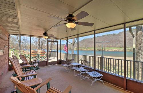 Scenic Riverview Getaway with Screened Porch! - Foto 1