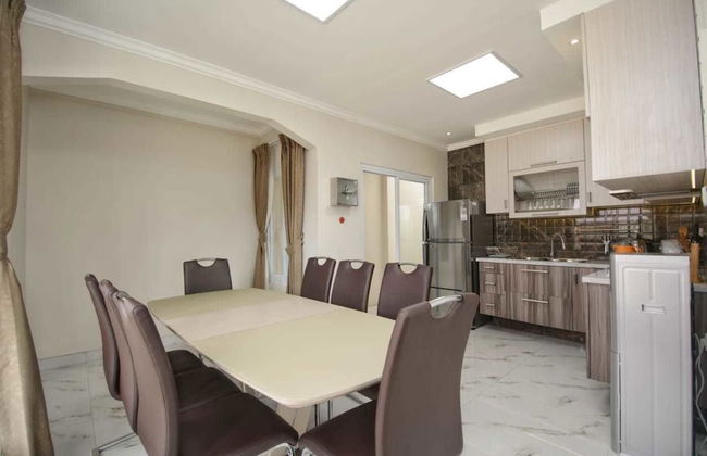 Villa Kota Bunga Puncak 4 Bedroom - Photo 10