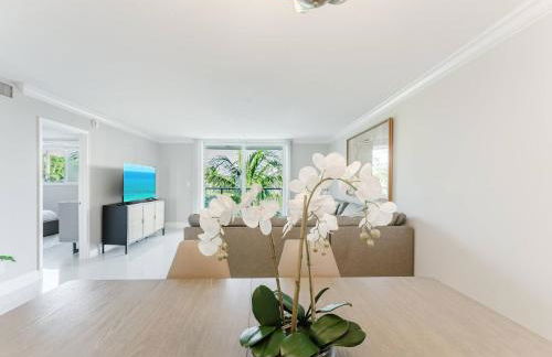 Boca Beachside 2BR 2BA with Pool and Balcony Steps to Sand - Foto 35