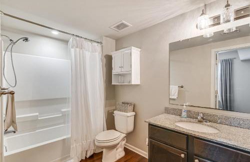 Cotton District Condo Walkable Spot for Game Day! - Foto 17