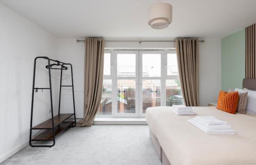 4 Bedroom House By Humming Nest Short Lets & Serviced Accommodation Milton Keynes With Free WiFi & Parking - Foto 13