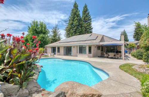 Stylish 3BR/2BA Retreat w/ Pool! Dream Getaway - Foto 5