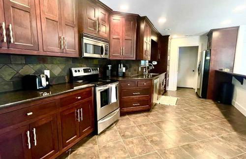 Fayetteville Retreat - Centrally located - Next to Washington Regional Hospital - Photo 15