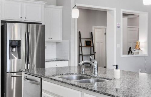 Spacious Home with Private Pool - Photo 35