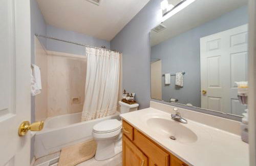 Families Welcome! Spacious OFallon Home with Yard - Foto 20