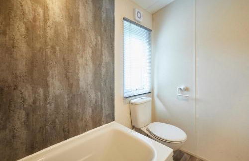 Pine Lodge with Hot Tub - Foto 28