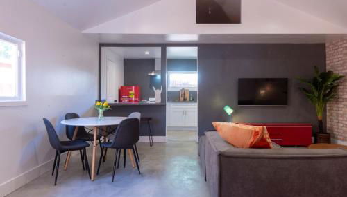 Modern Private Guesthouse with Parking, Yard, and Washer Dryer - Foto 5