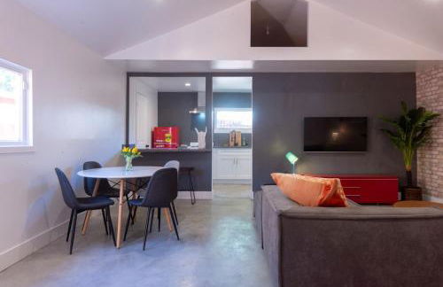 Modern Private Guesthouse with Parking, Yard, and Washer Dryer - Foto 5