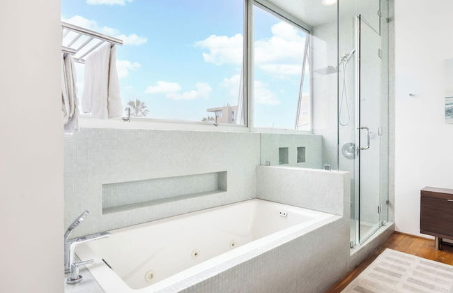 Venice View by Avantstay Walk to Venice Beach Rooftop, Ice Bath, Luxe Design - Photo 22