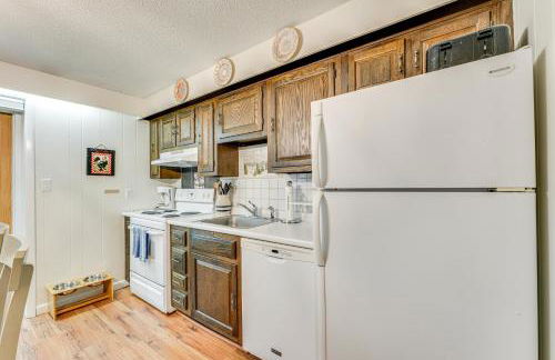 Renovated Ski-InandSki-Out Peru Condo at Bromley Mtn - Foto 10