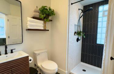 Artsy 4 Bedroom Home, Steps from Dining & Shops - Foto 9