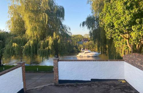 Riverside Cottage with balcony and fishing jetty - Foto 52