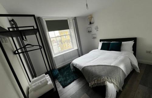 Sterling Stylish 2 bedroom Central Modern Apartment - Photo 7