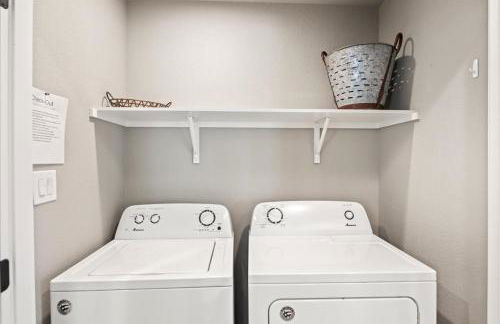 Neon Vibes Outdoor TV Hot Tub Arcade Room - Foto 14