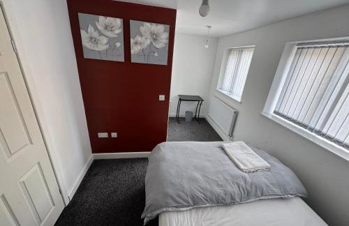 Modern 3- Bed Holiday Home - Private Parking Sleeps 10- 2 Min M62 - Foto 6