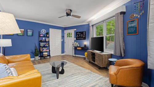 Fun & Funky Asheville Home with Pool Table, Darts - Foto 3