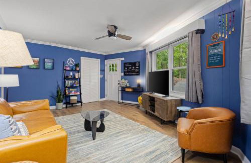 Fun & Funky Asheville Home with Pool Table, Darts - Foto 3