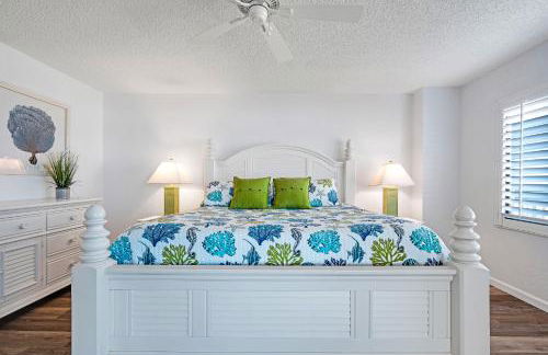 Oceanfront with great beach views from all rooms & balcony, heated pool, and garage - Photo 28