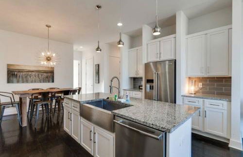 Epic Location- Steps from 12th S, Sleep12 - Foto 33