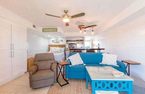 Stunning Ocean Views STEPS from the Beach with Pool! Fabulous 4th Floor Studio! - Foto 15