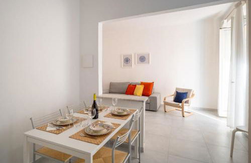 A step from the Beach - Roomy Apt with Sea Glimpse - Foto 8