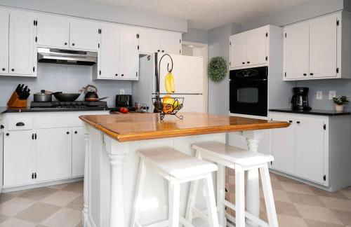 King Bed - 5 Min to MOA - 75 & 65' HDTV - Ping Pong - Foto 18