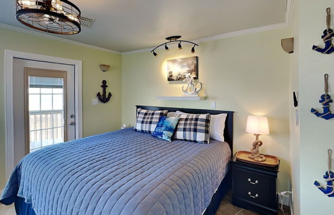 Lighthouse By the Sea - Photo 9