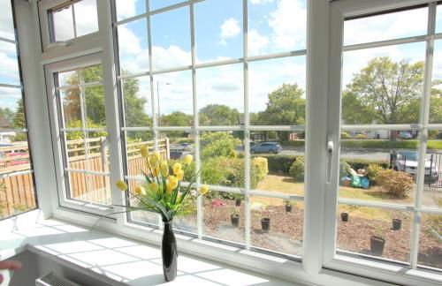 Deluxe 3 Bedroom 2 Bath House &Parking by CozyNest - Photo 17