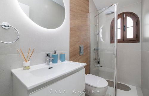 CASA AGATHA - 3 terraces, AC, tv channels, 2 bedrooms & bathrooms, heated pool - Foto 32