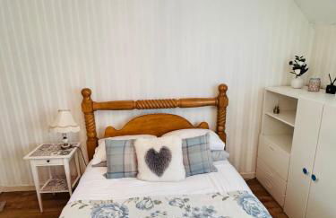 Bright 3 bedroom house with private garden near Edinburgh - Woodside home - Foto 9