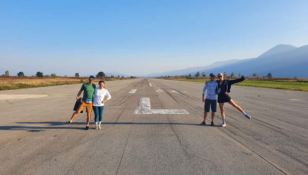 Recorriendo una pista de aterrizaje de la base