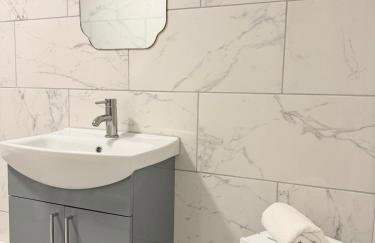 New Spacious 4 Bedrooms 5 Beds House Sleeps 8! - Foto 46