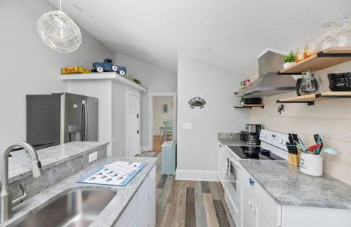 The Lyellton House: Water View, Steps from Beach - Foto 58