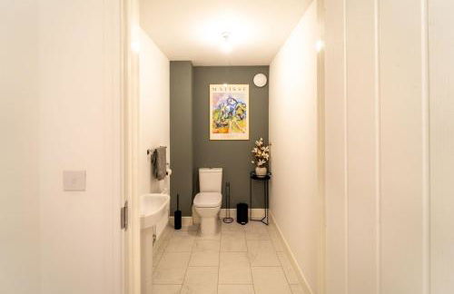 Charming 4 Bedroom House for 8 - Family Friendly - Fast WiFi - Parking - Photo 28