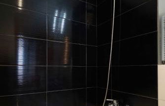 Modern Flat with Balcony & Garage by HostWise - Foto 27