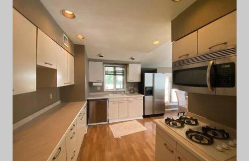 Cozy 4BR 3BA Home- Train to NYC, USOpen, CitiField Mets, MSG, Walk to Harbor & Golf - Photo 9