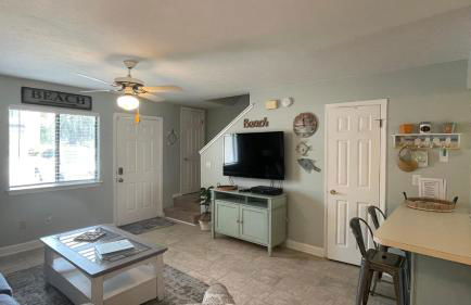 Desirable Pet Friendly Resort, 3 minute walk to the Beach, Beachside Pool & Restaurant Message for Snow Bird Rates - Photo 6