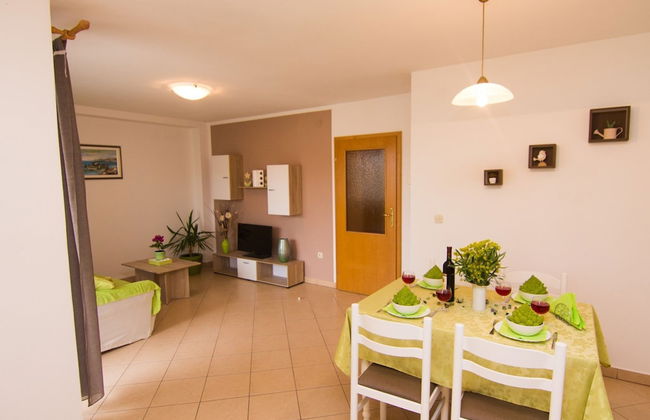 Refined and Timeless Krk Apartment With Terrace - Photo 16