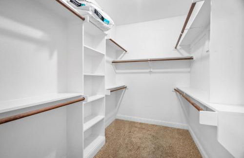 Luxury & Highly furnished upscale w Patio & Garage - Foto 17