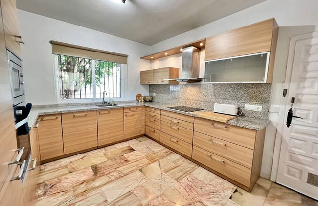 Beautiful Villa With Pool Scenic Views Sleeps 8 - Photo 14