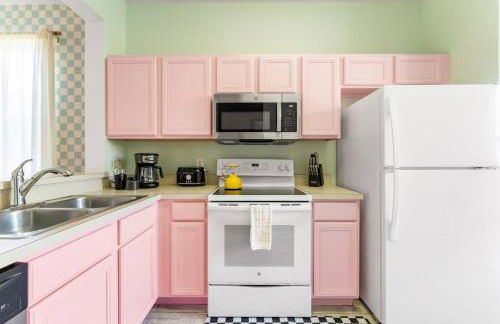 Disney World Cinderella Castle Lazy River Pool & Game Room - Foto 47