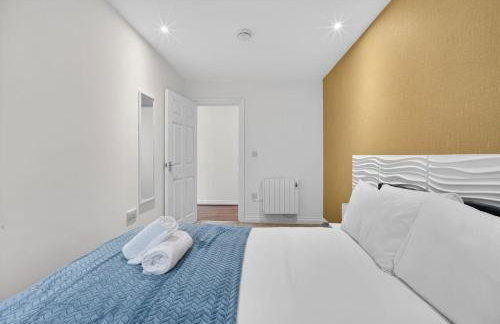 City Centre 2BR Apt with Balcony Access and Free Parking - Foto 22