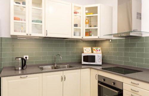 Modernist Family Apartment by PriorityVillas - Photo 14