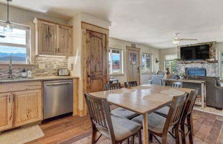 Cabin~Views~Heart of Town~W&D~Fireplace~Kitchen - Foto 13