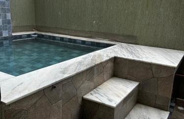 Apartamento em Condomínio Beverly Hills Praia de Vista Linda - Bertioga com Estacionamento e Piscina - Foto 15