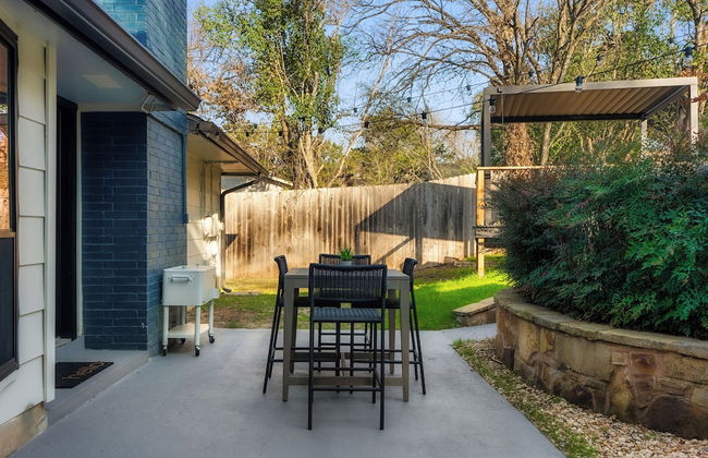 Luxury Zilker Home Pool Hot Tub Kitchen - Photo 15